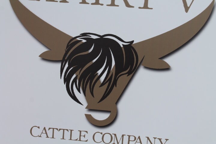 Personalized Cattle Company Hairy Cow Est Longhorn Highland Cow Smooth Round Waterproof Weatherproof Outdoor Signage PVC