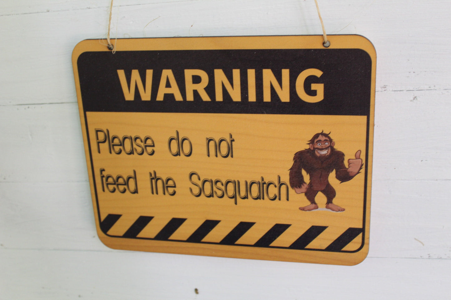 Warning Do Not Feed The Sasquatch Wood Sign Bigfoot Wall Hanging Decoration Décor Funny Kitchen Sign Joke Food Fat Hairy Guy Gag Gift