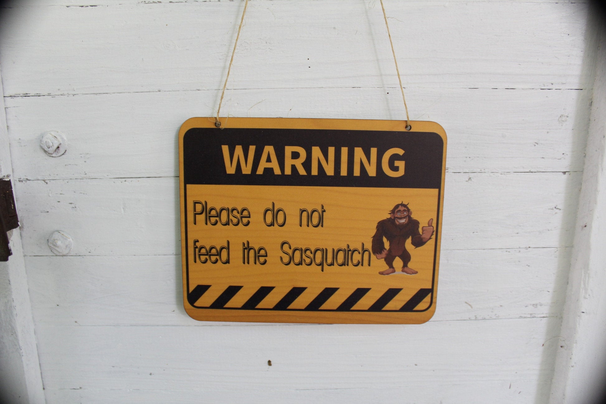 Warning Do Not Feed The Sasquatch Wood Sign Bigfoot Wall Hanging Decoration Décor Funny Kitchen Sign Joke Food Fat Hairy Guy Gag Gift