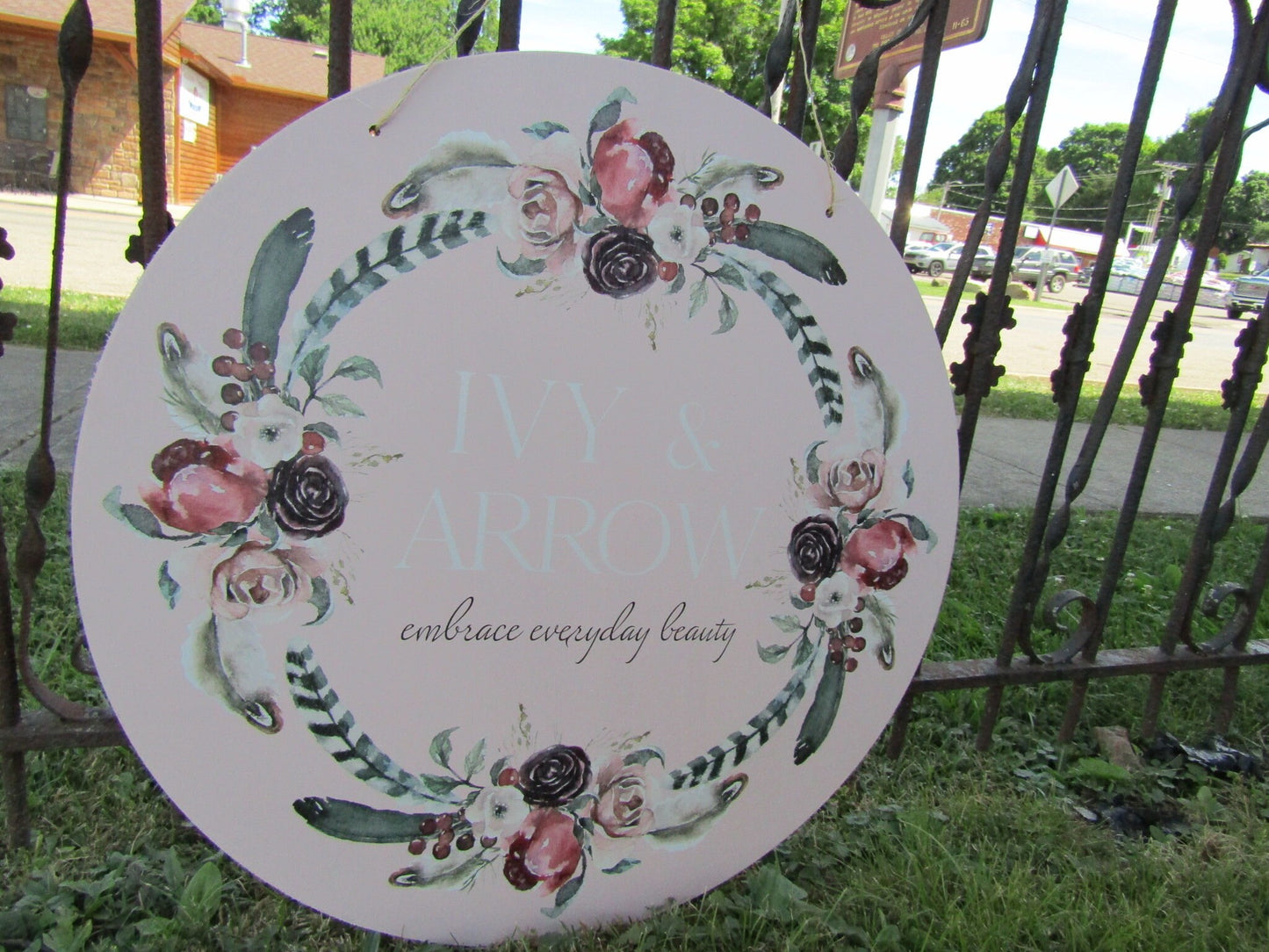 Custom Ivory Arrow Embrace Everyday Round Floral Lightweight Business Small Shop Printed Wood Your Logo Circle Booth Vendor Table Wall Sign