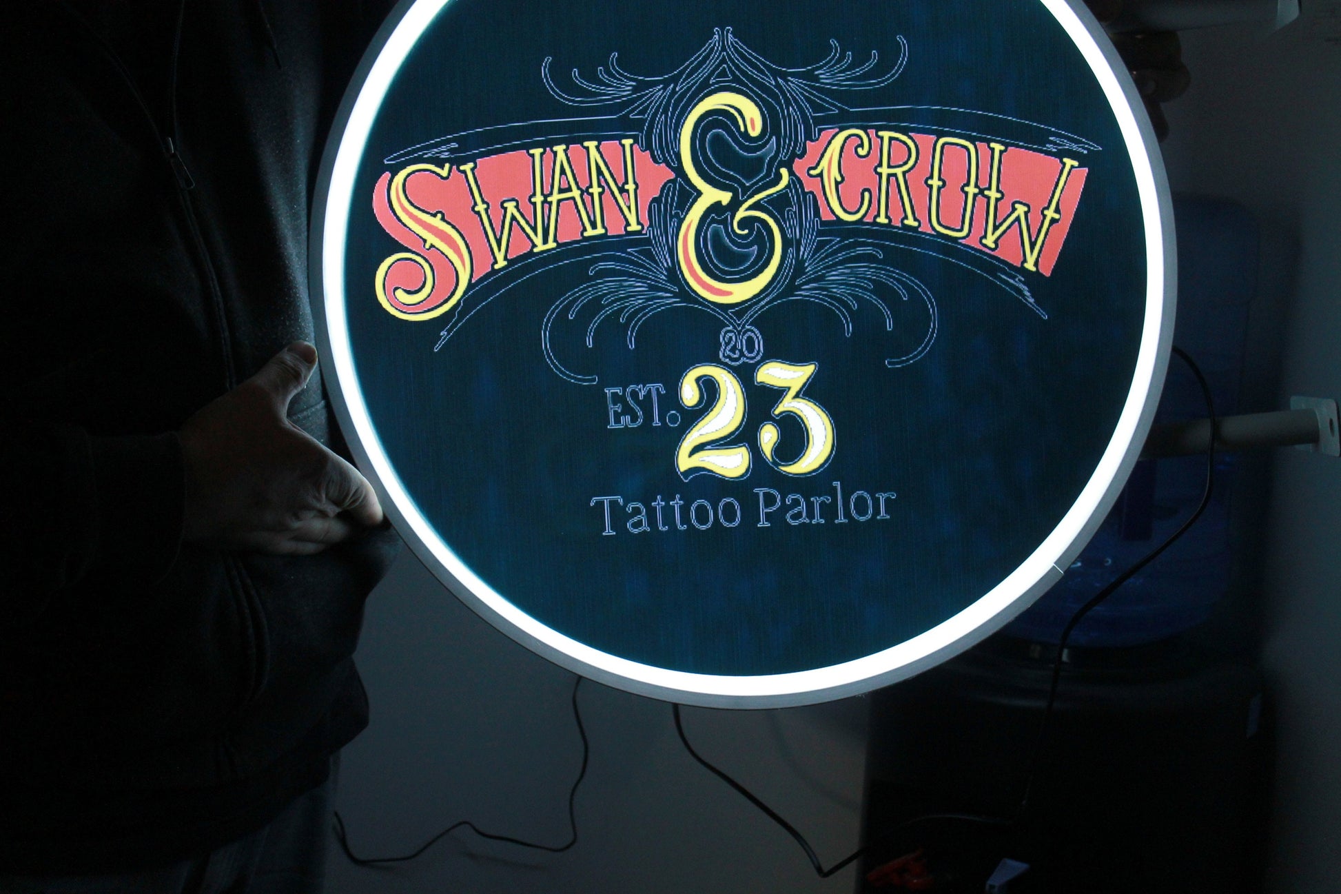 Custom Outdoor Tattoo Parlor Crow Round Led Light Blade Sign Wall or Ceiling Mounted Circle Light Sign Store Front Commerical Signage Logo