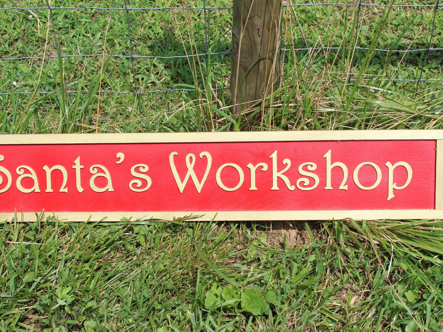 Santas Workshop Wood Sign Winter North Pole Gold Red Elves Toys Wall Hanging Art Decoration Christmas Raised Text Cheer Outdoor Extra Large